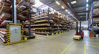 [Translate "Switzerland (FR)"] Kompakte Regalanlage mit elektronischer Steuerung zum Bewegen der Verfahrwagen.